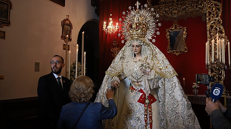 La Virgen de la Paz, en besamanos