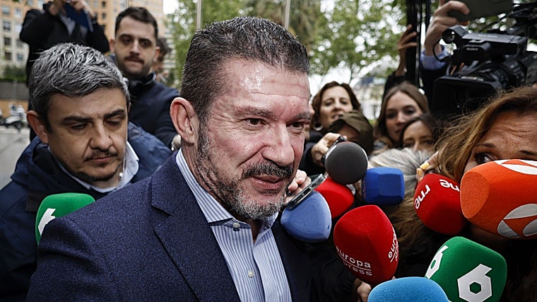 Imagen de Emilio Argüeso a su llegada, este viernes, a la Ciudad de la Justicia de Valencia