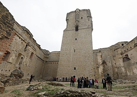 Imagen secundaria 1 - El castillo más alto de España está en este pueblo de Córdoba y tardaron 33 años en construirlo