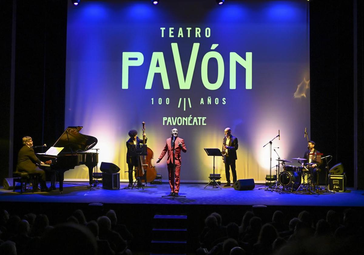 El cantautor y actor Fran Perea durante su actuación en la gala del centenario del Teatro Pavón