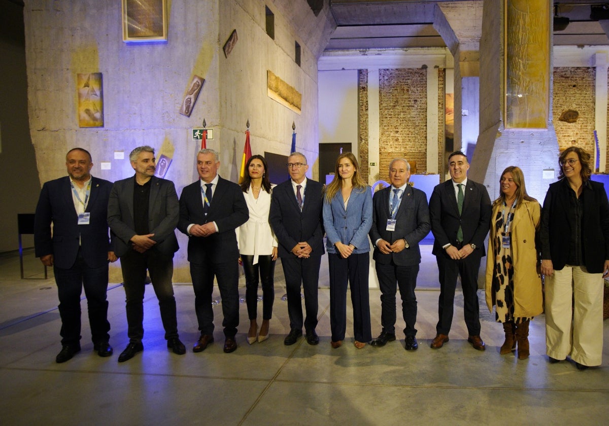 Sara Aagesen junto a representantes de entidades locales de Castilla y León en el II Encuentro Nacional de Centros de Innovación Territorial celebrado en Ponferrada (León)