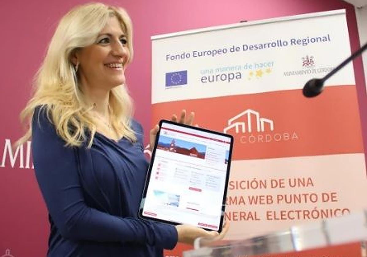 Lourdes Morales en la presentación de la nueva web del Ayuntamiento