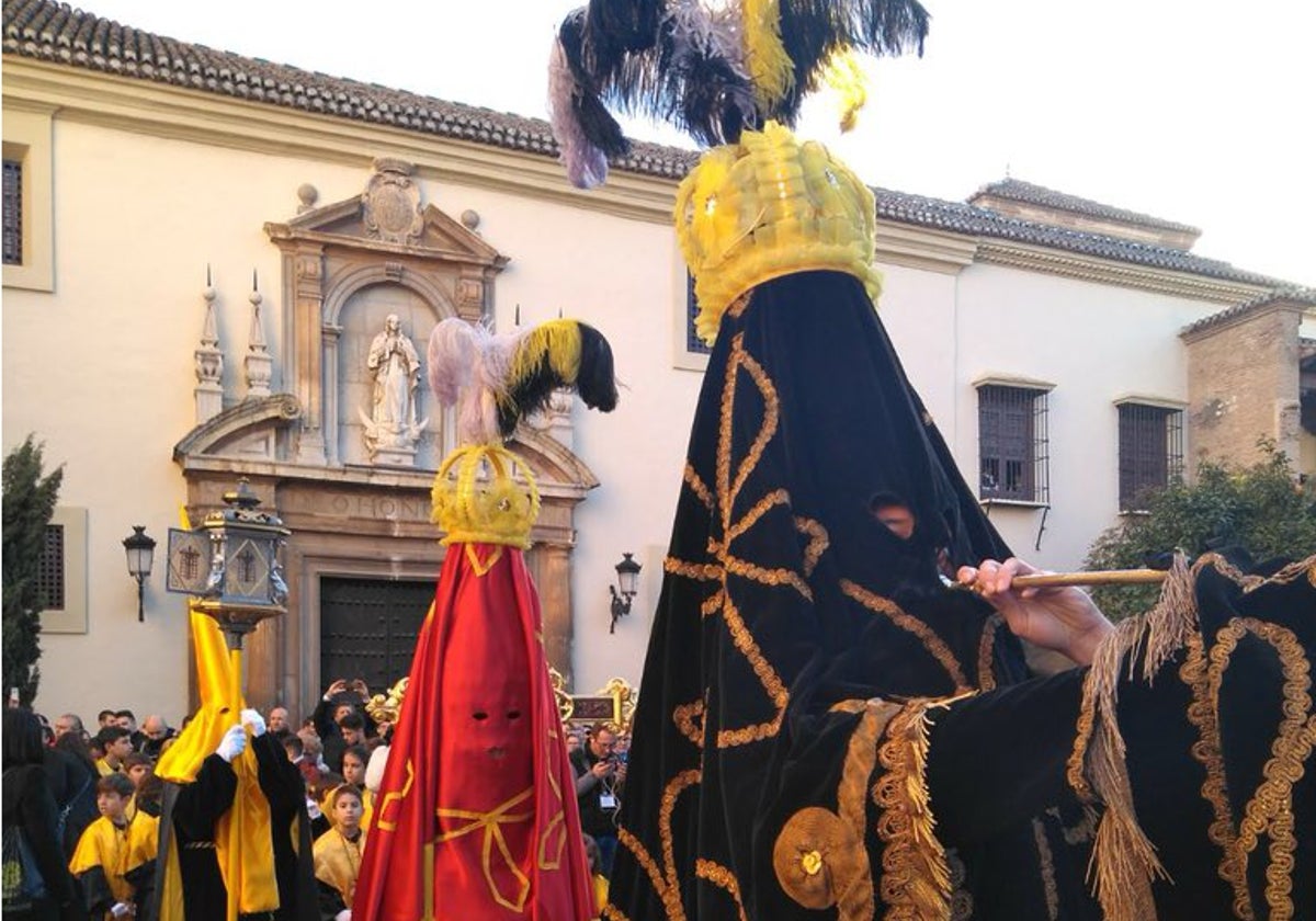 Las chías que acompañan a la Soledad, en procesión por las calles de Granada