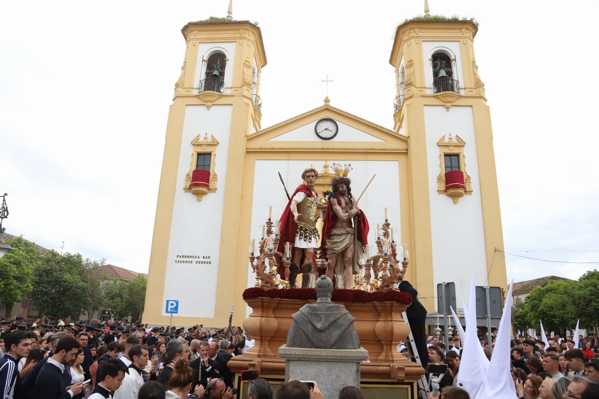 La pletórica salida de la cofradía de la Presentación de Córdoba, en imágenes