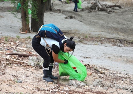 Imagen secundaria 1 - Voluntarios en la jornada de basuraleza en la playa de Tenerías y senda ecológica