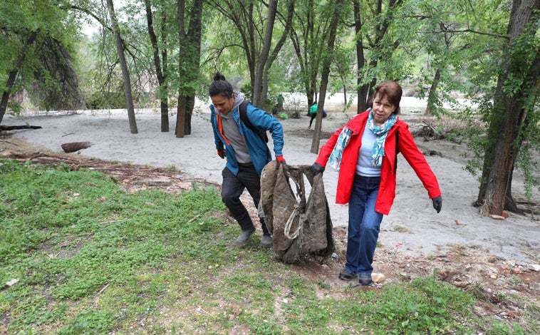 Imagen principal - Voluntarios en la jornada de basuraleza en la playa de Tenerías y senda ecológica