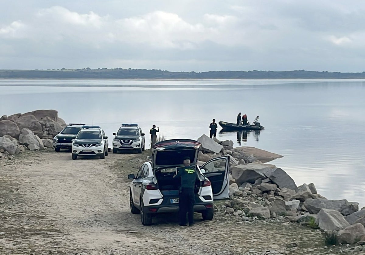 Efectivos de la Guardia Civil rescatan el cadáver del hombre desaparecido en el embalse de Almendra