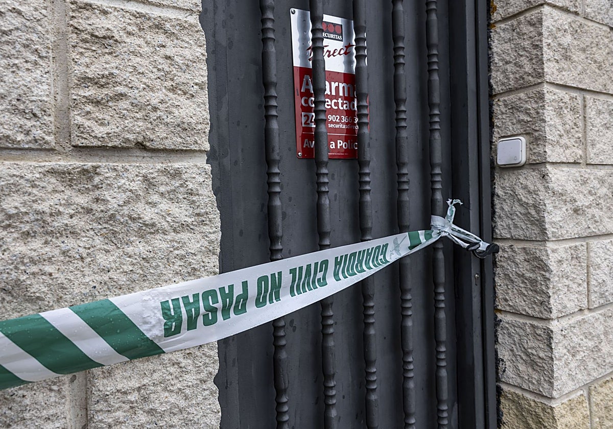 La puerta de entrada a la finca, precintada por la Guardia Civil