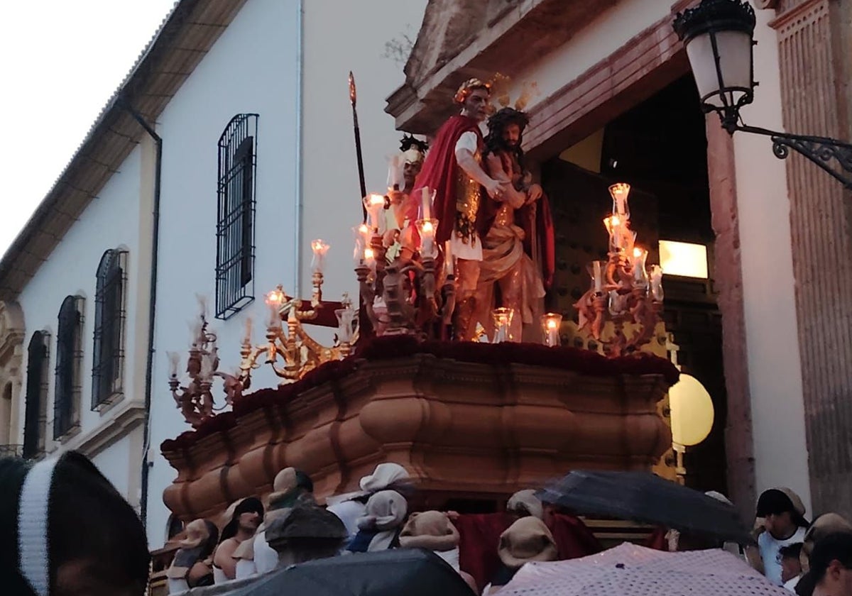 La lluvia sorprende en Córdoba a las cofradías y las obliga a volver a sus templos