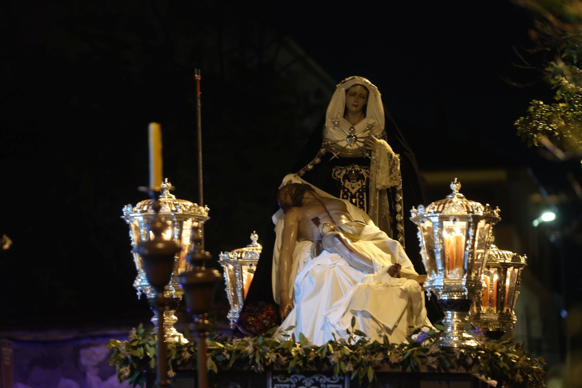 La íntima procesión del Traslado al Sepulcro de Córdoba, en imágenes