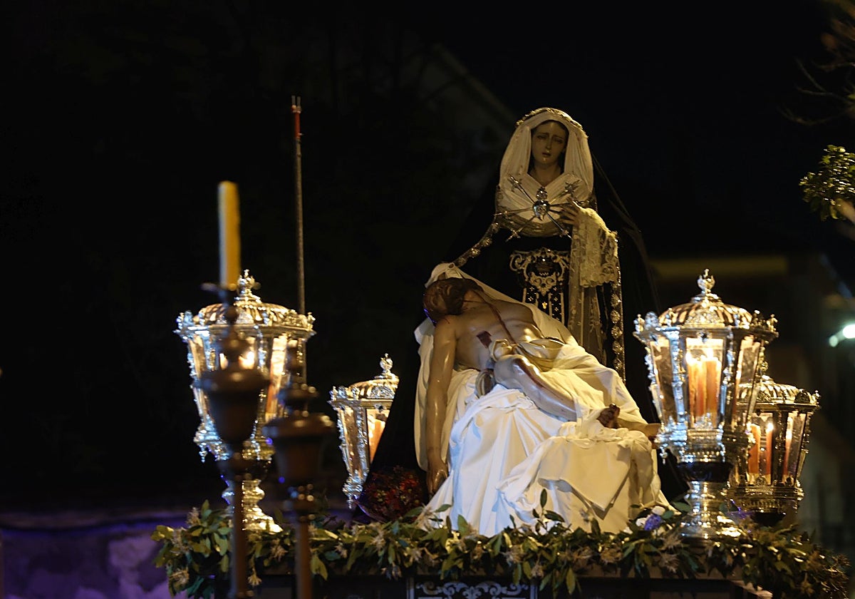 El Cristo de las Almas y la Virgen de la Salud y Traspaso, en su estación de penitencia