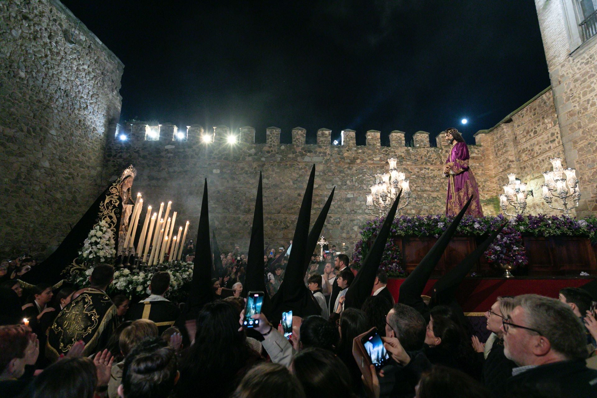 La emocionante procesión del Santo Encuentro de Toledo, en imágenes
