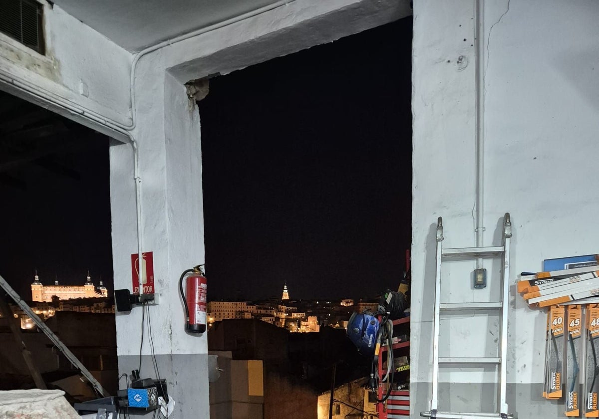 Parte de la fachada de 'Talleres Figueroa' colapsó en la tarde de ayer tras la tromba de agua