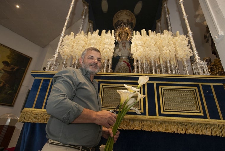 Bernabé Jiménez, ante el palio de la Estrella, con calas blancas en la mano