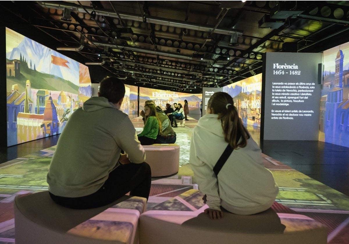 Visitantes en una exposición en la Ciudad de las Artes y las Ciencias de Valencia