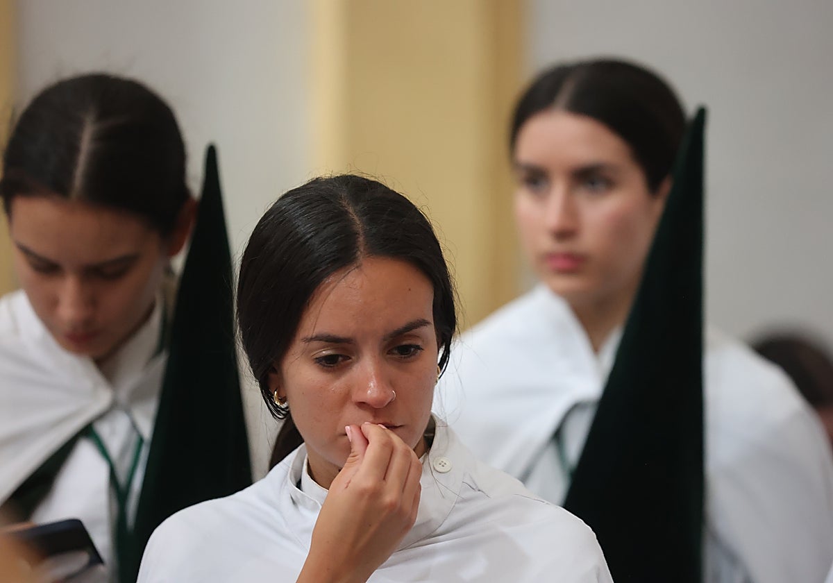 Una penitente de La Esperanza, en su templo antes de salir