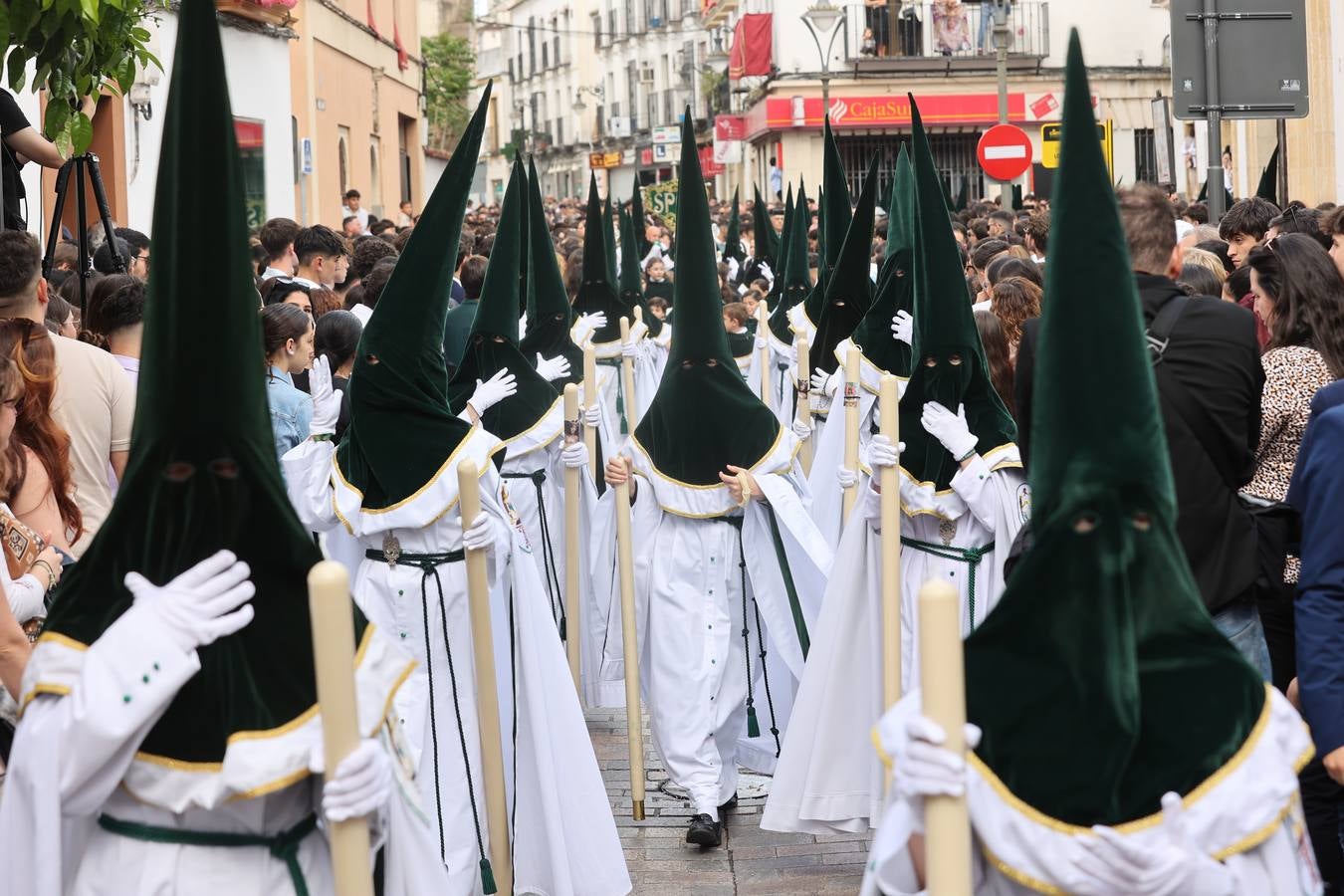La emotiva procesión de la Esperanza de Córdoba, en imágenes