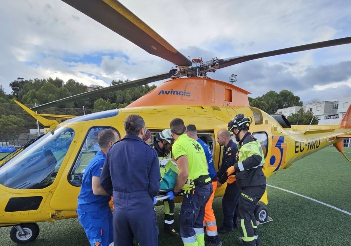 Tras el rescate, el hombre herido ha sido trasladado a un helicóptero para ser evacuado a un centro hospitalario. -