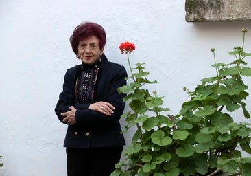 Juana Castro: «La poesía me da un sentimiento más profundo que la propia vida»