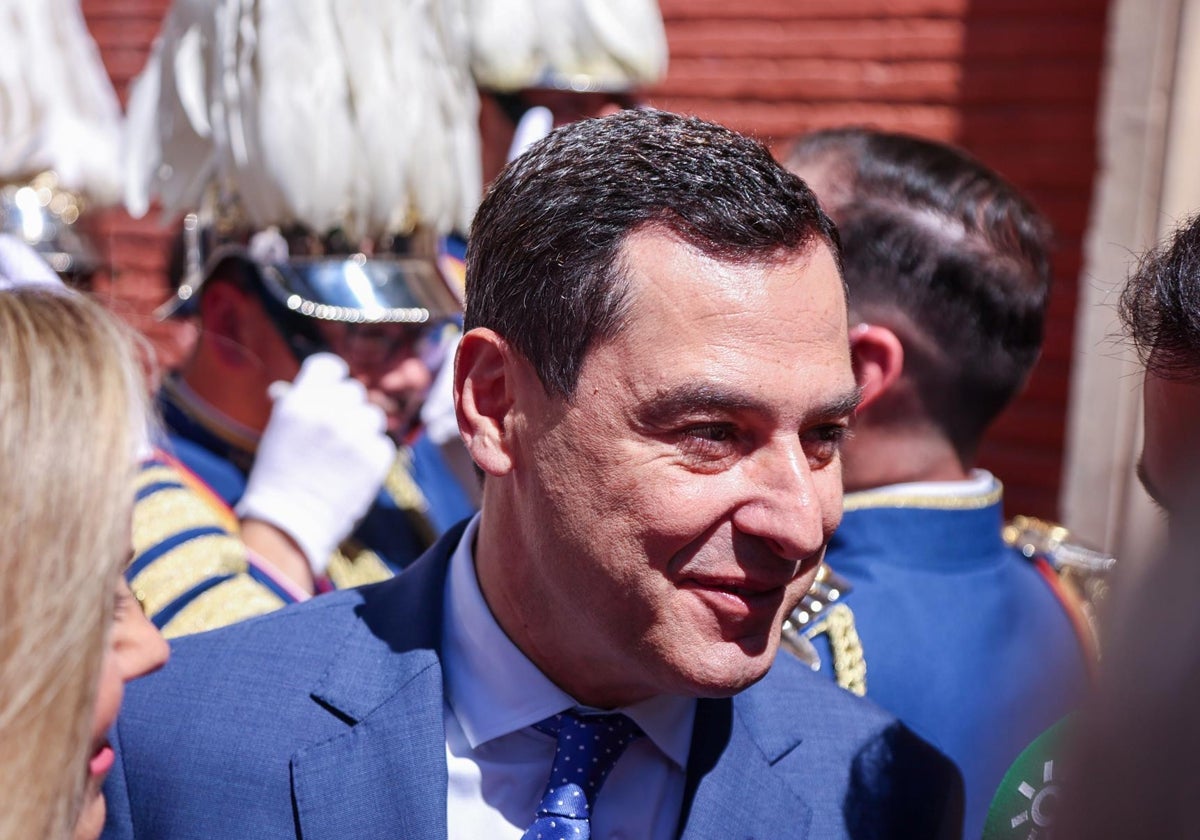 Juanma Moreno en la plaza del Salvador de Sevilla este domingo
