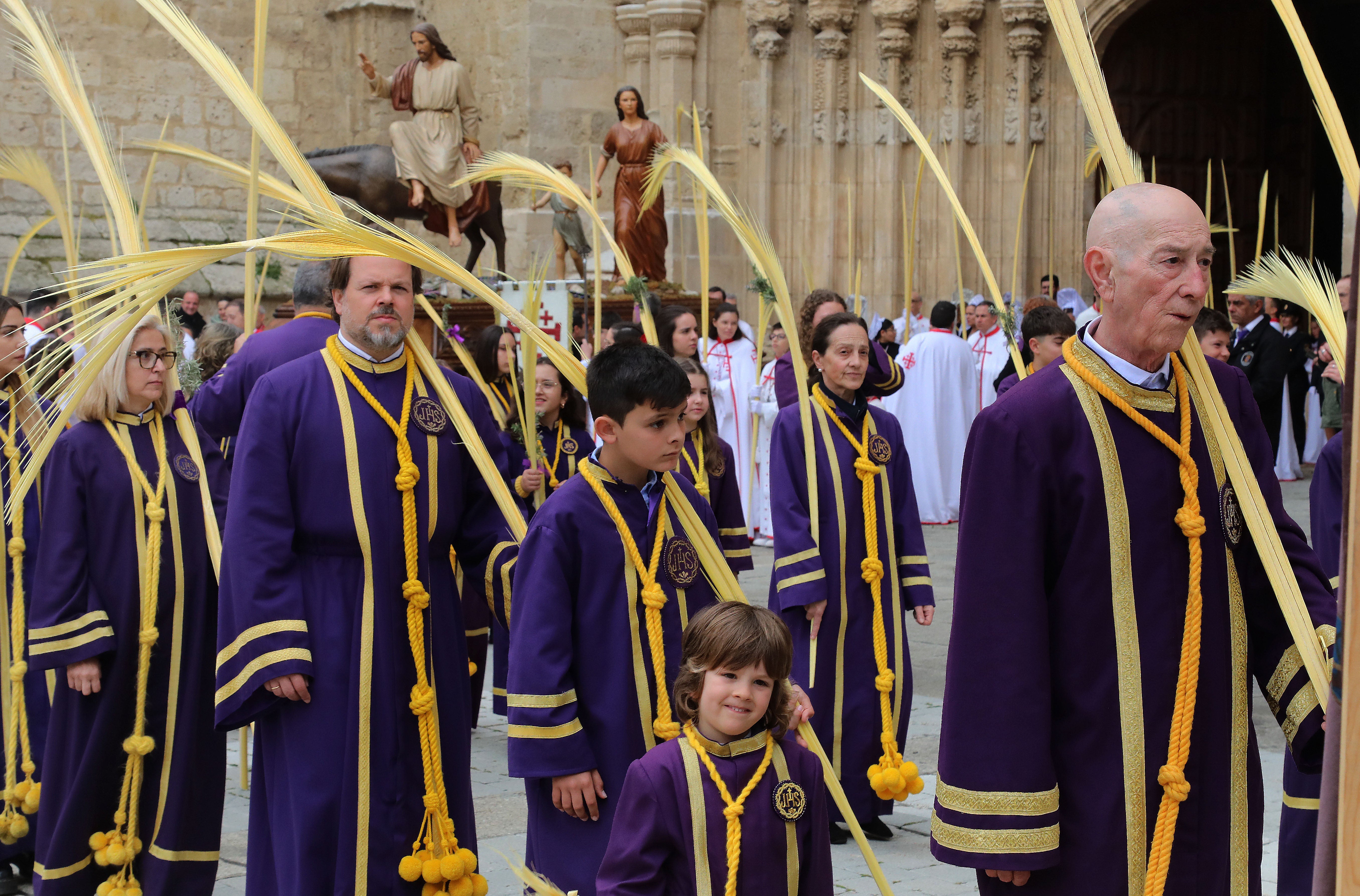 Cofrades portan palmas en la procesión de Palencia
