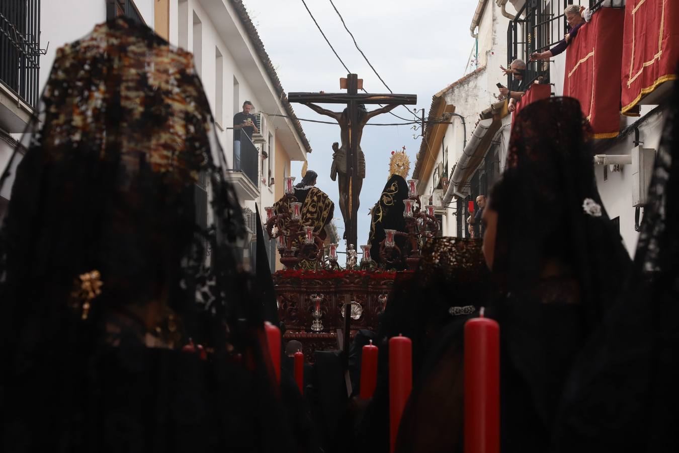 El sentido cortejo de las Penas de Santiago de Córdoba, en imágenes