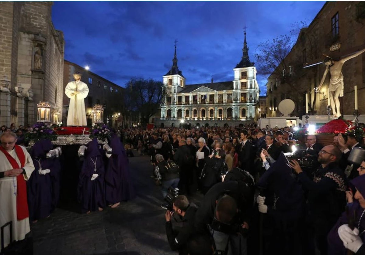 Encuentro entre el Cristo de la Vega y el Cautivo en la plaza del Ayuntamiento, uno de los momentos más emotivos de la Semana Santa toledana