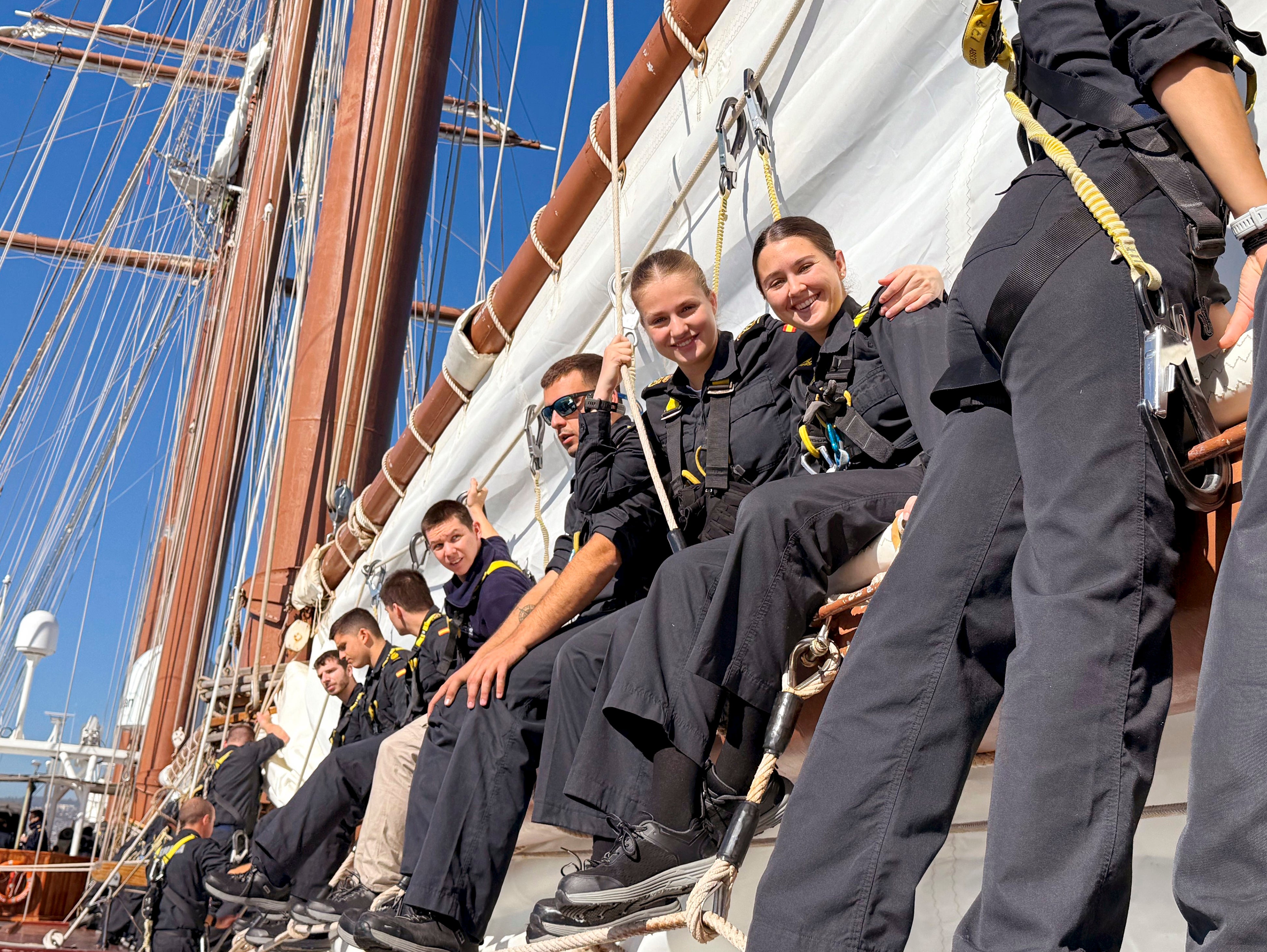 Junto a una compañera en la cubierta