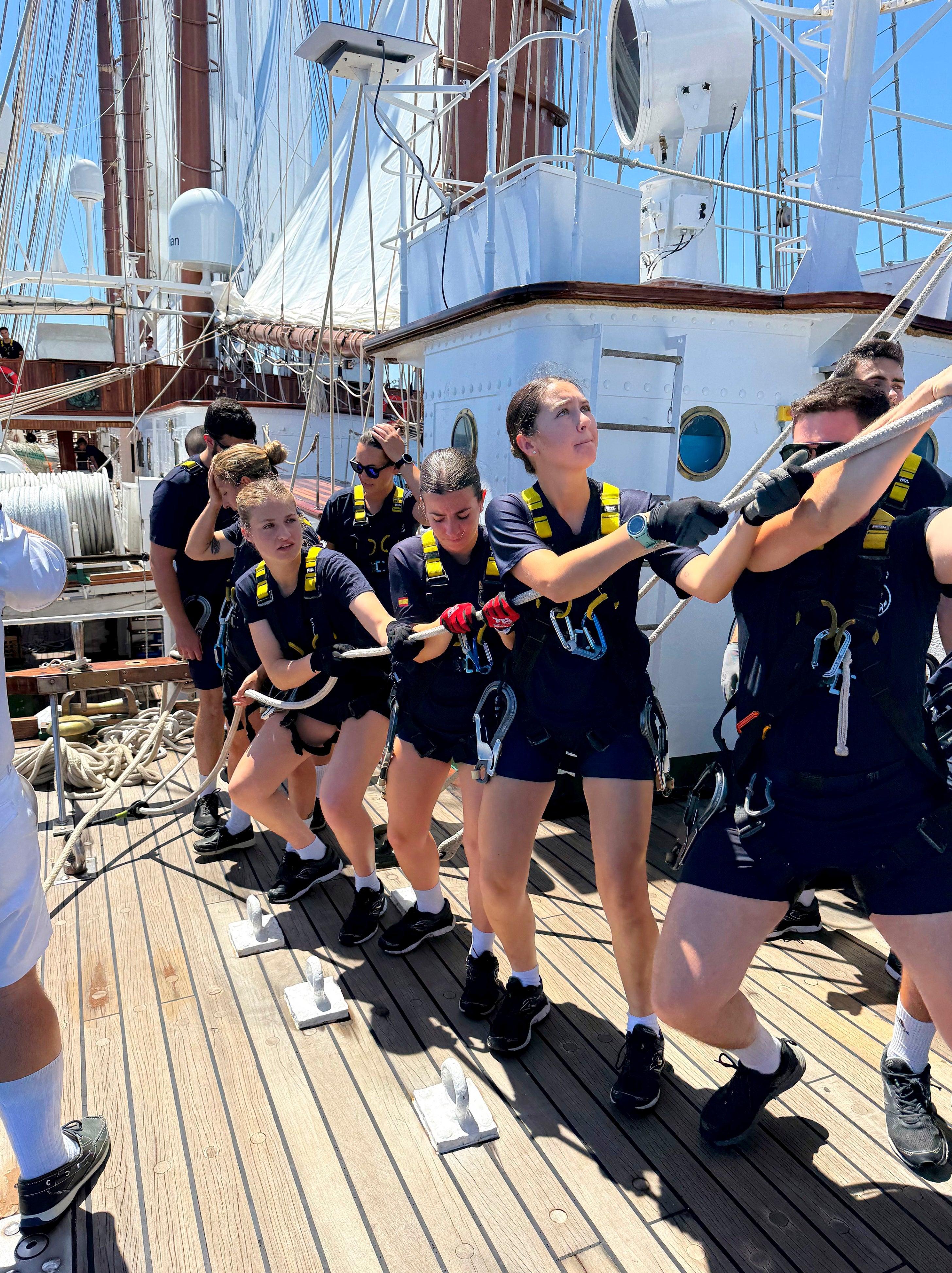 De nuevo en cubierta, con  compañeras tirando de un cabo