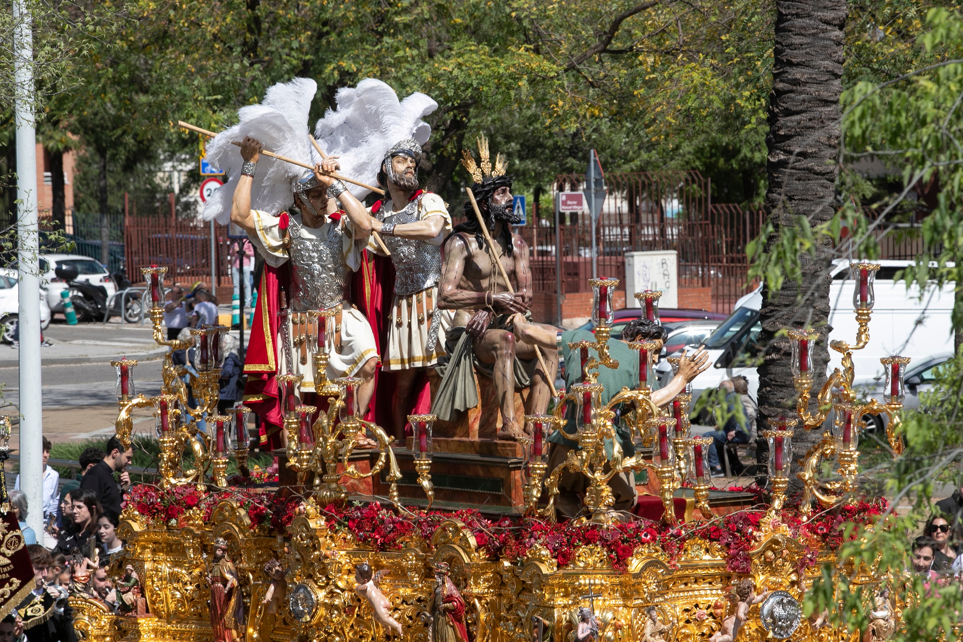 El ímpetu de la Merced transita por el Lunes Santo de Córdoba, en imágenes