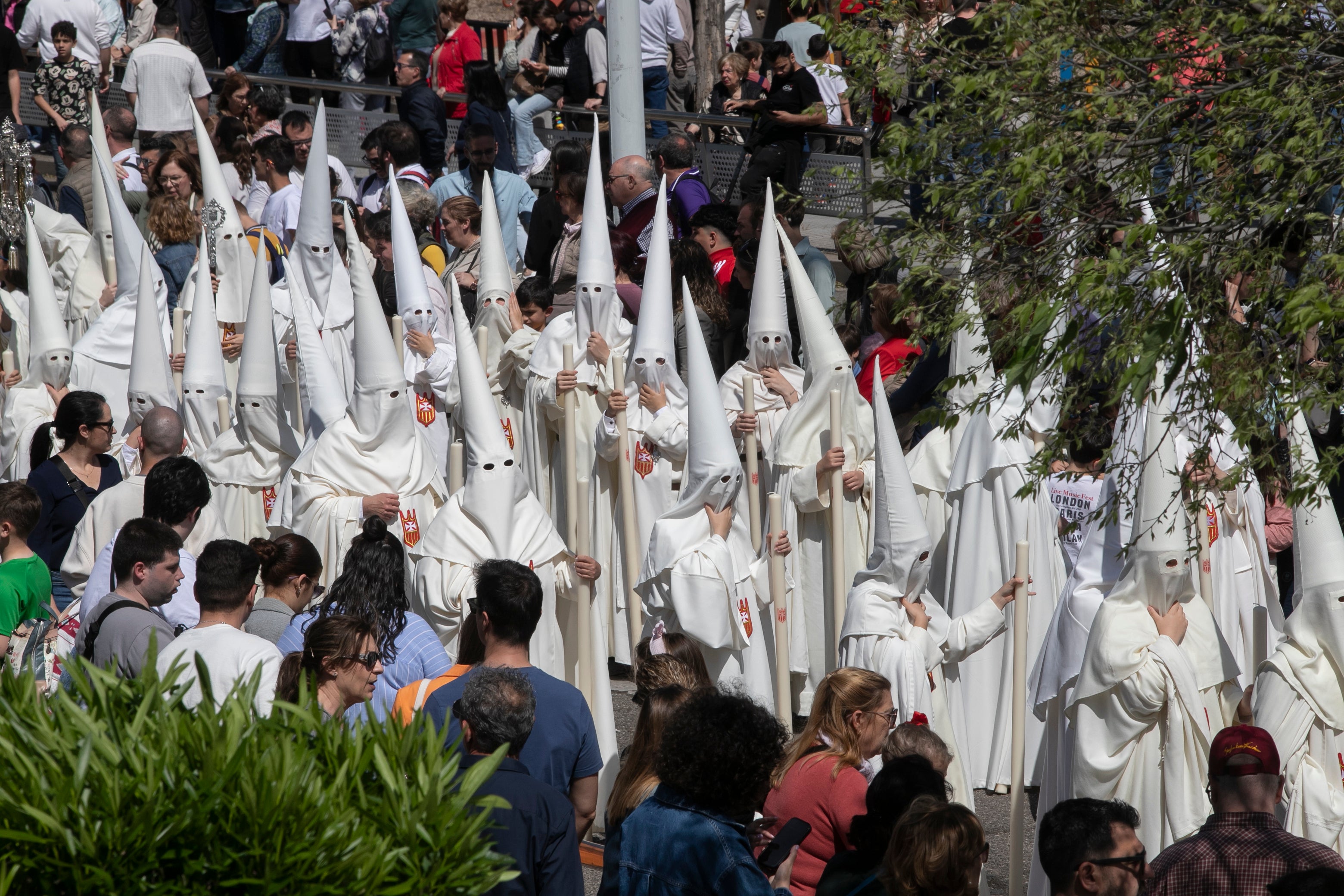 El ímpetu de la Merced transita por el Lunes Santo de Córdoba, en imágenes