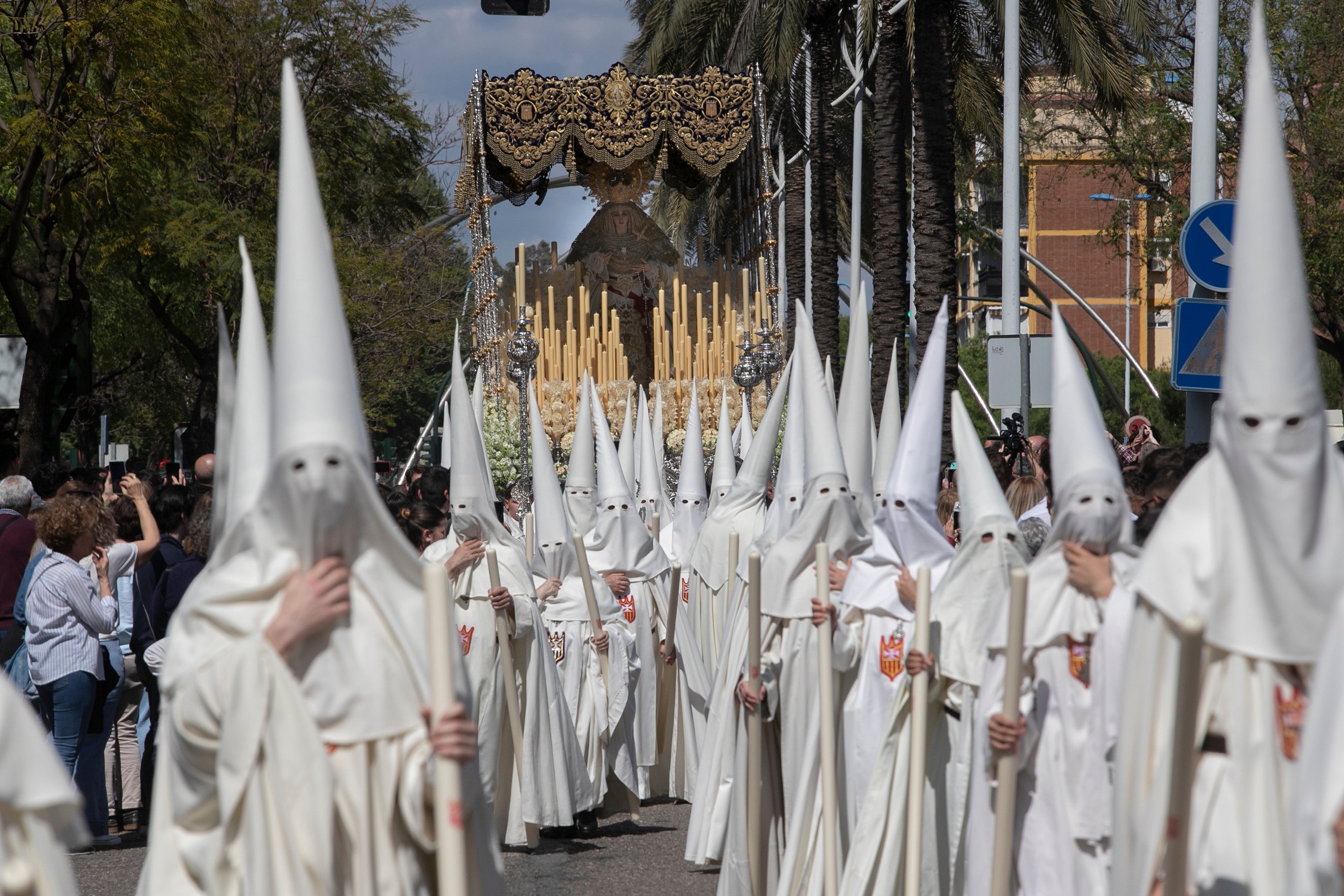 El ímpetu de la Merced transita por el Lunes Santo de Córdoba, en imágenes