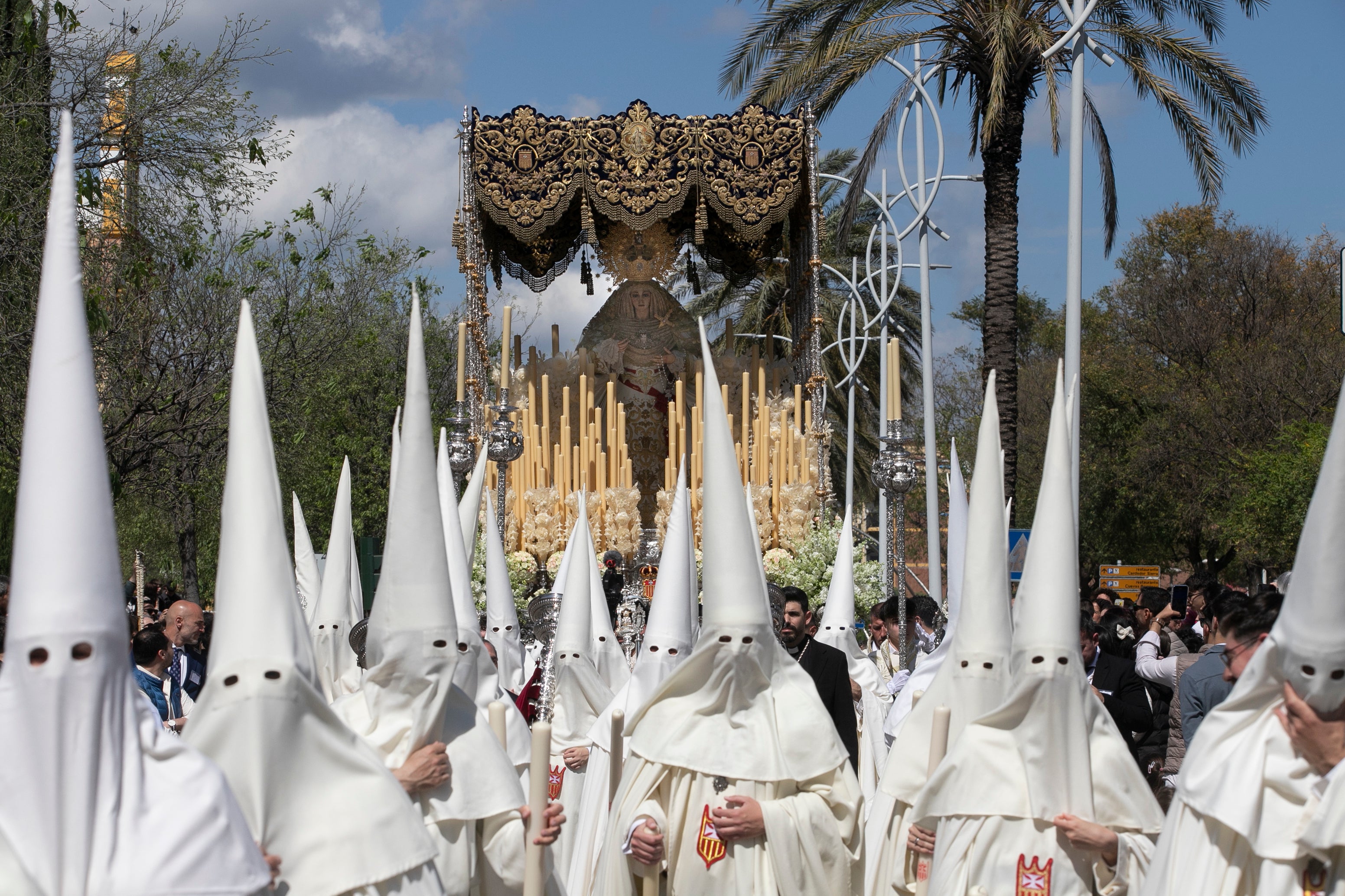 El ímpetu de la Merced transita por el Lunes Santo de Córdoba, en imágenes