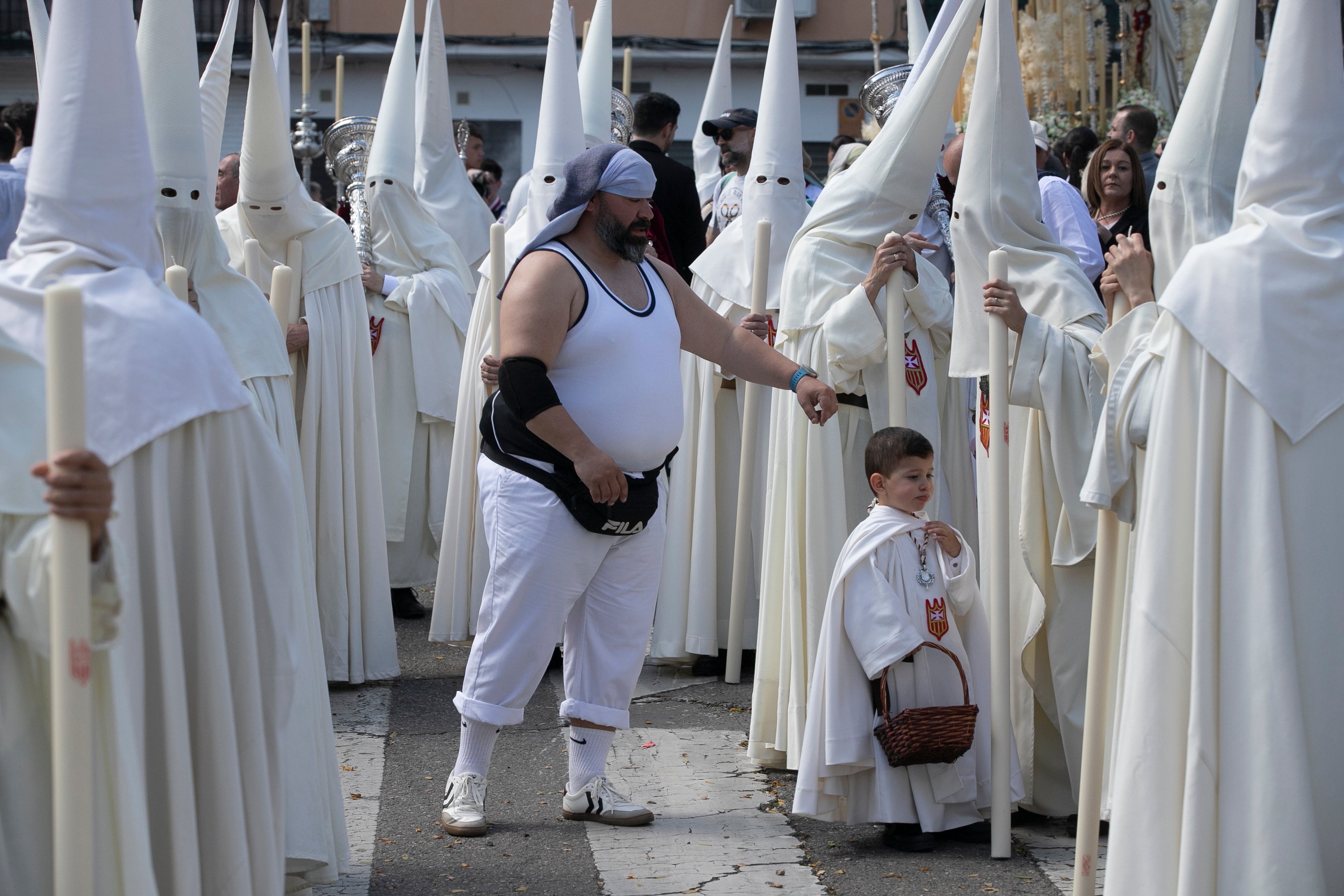 El ímpetu de la Merced transita por el Lunes Santo de Córdoba, en imágenes