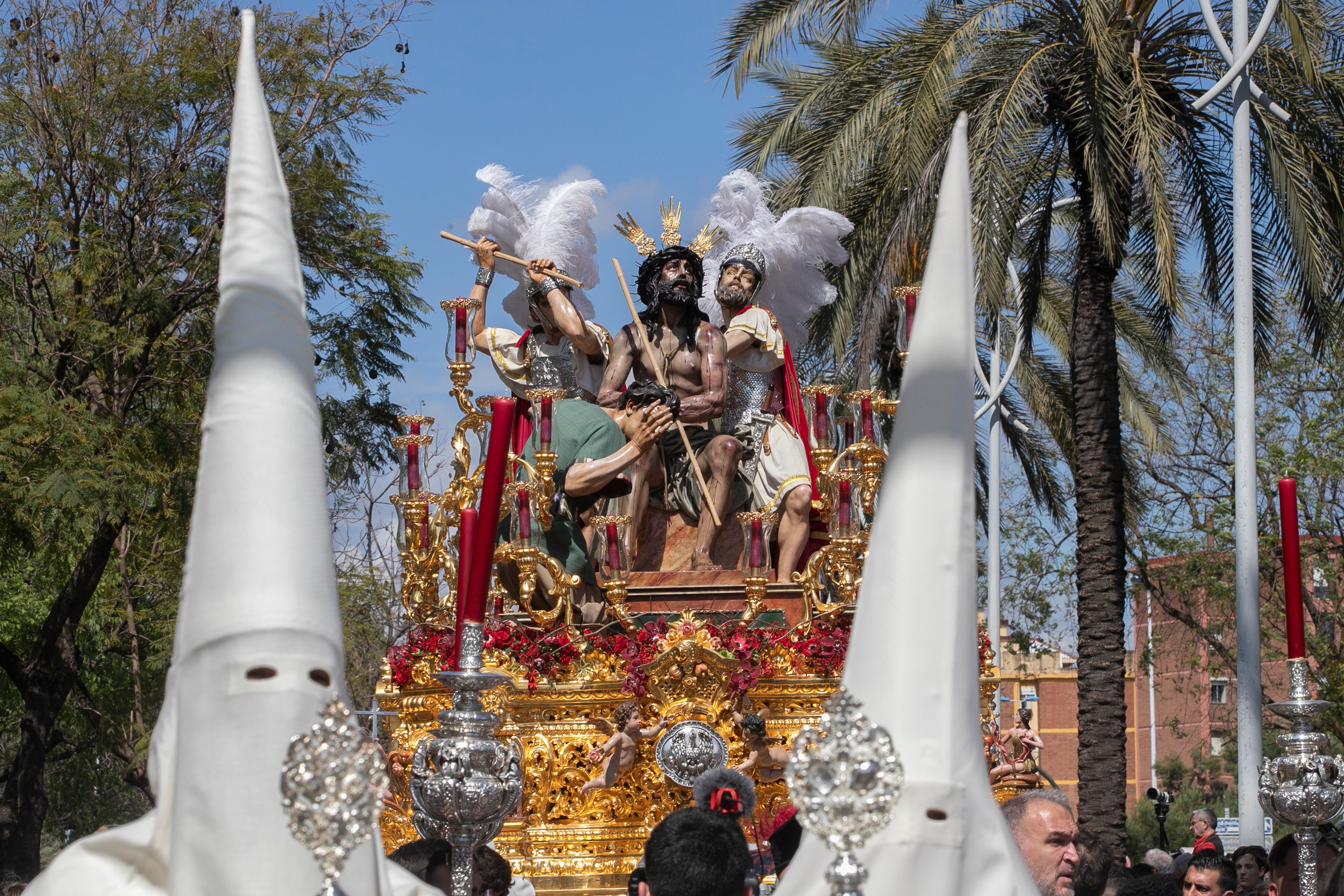 El ímpetu de la Merced transita por el Lunes Santo de Córdoba, en imágenes