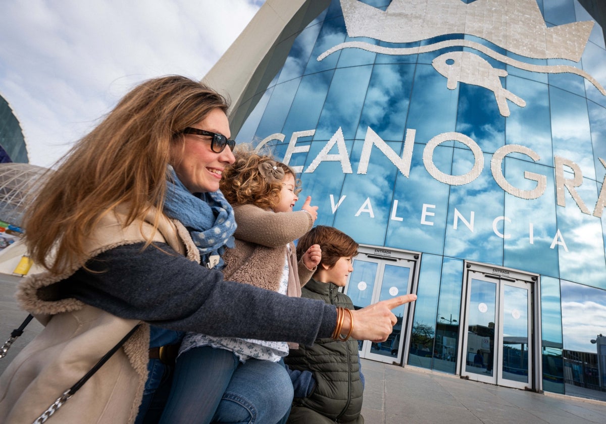 Imagen de una familia en el Oceanogràfic