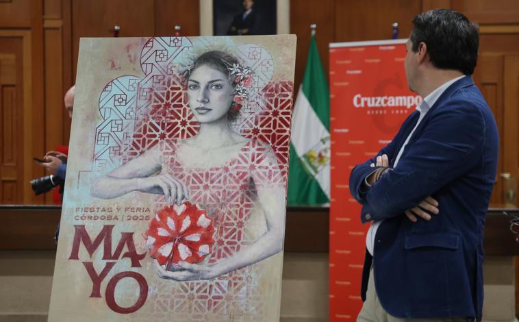 Imagen principal - El alcalde observa el cartel del Mayo Festivo (foto superior), que es obra de la artista cordobesa Marta Fernández (foto inferior izquierda). El trabajo se puede apreciar con mayor detalle en la foto inferior derecha