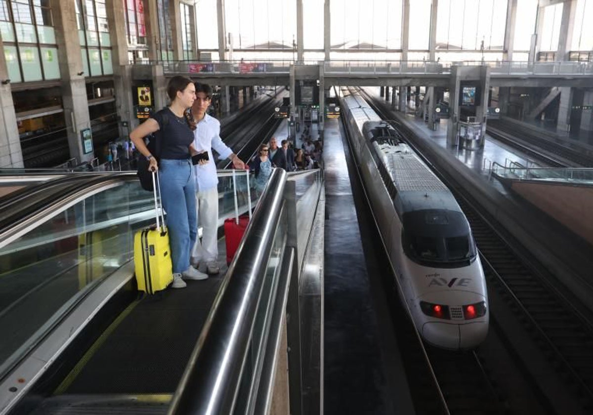 Dos pasajeros en la Estación del AVE en Córdoba