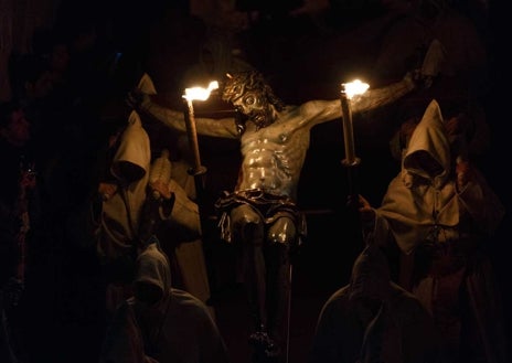 Imagen secundaria 1 - Arriba, Buena Muerte por Balborra. Al lado, detalle de la talla. Debajo, cartel alusivo al cincuentenario del Espíritu Santo