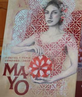 Imagen secundaria 2 - El alcalde observa el cartel del Mayo Festivo (foto superior), que es obra de la artista cordobesa Marta Fernández (foto inferior izquierda). El trabajo se puede apreciar con mayor detalle en la foto inferior derecha