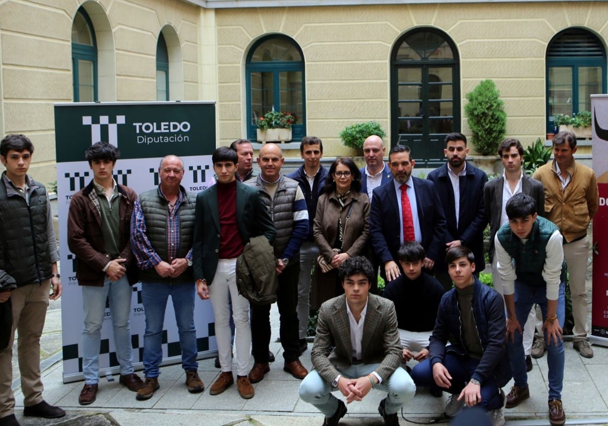 Novilleros y alcaldes de los municipios con festejos taurinos, con el vicepresidente de la Diputación, Joaquín Romera