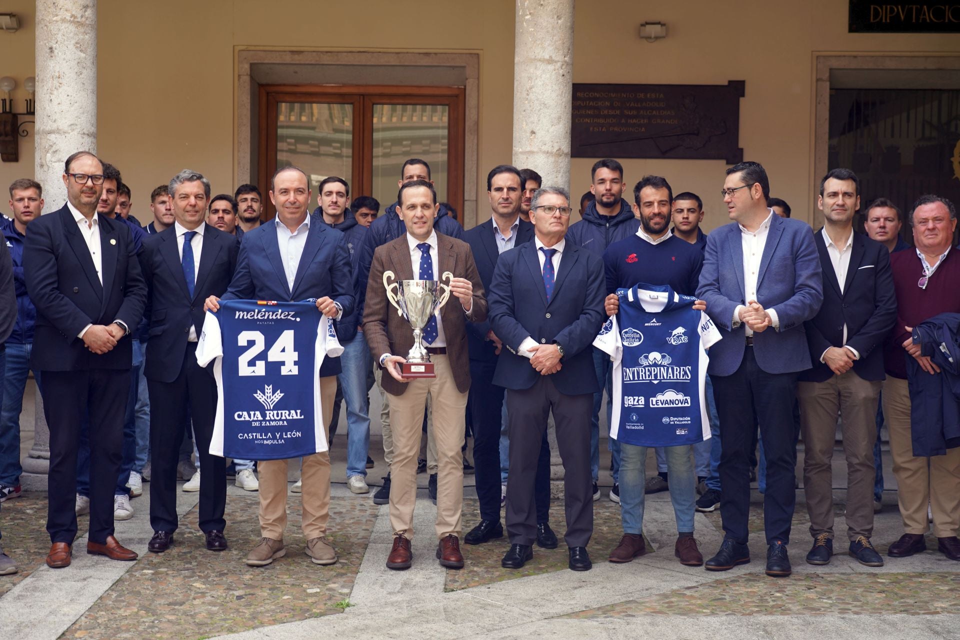 VRAC Quesos Entrepinares muestra el trofeo al presidente de la Diputación de Valladolid
