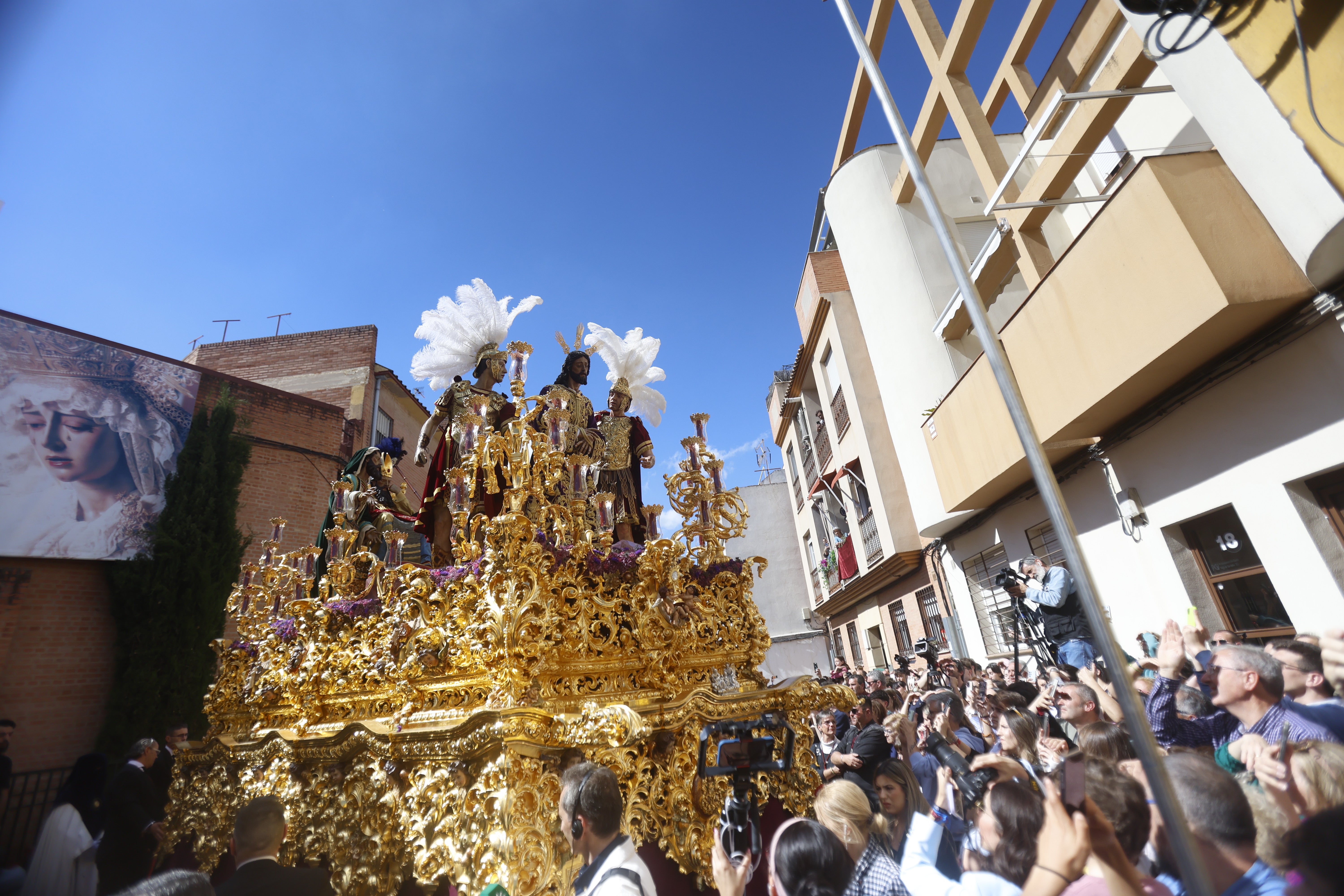 El emocionante paso de la hermandad de la Estrella por el Lunes Santo de Córdoba, en imágenes