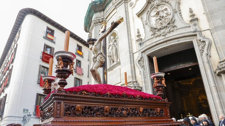 Salida del paso de Cristo de Los Estudiantes, hoy, de la iglesia de San Miguel