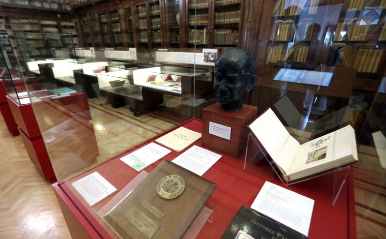 Imagen principal - Documentos, monografías, separatas, colecciones de revistas y una colección de cuadros pueden verse en la Sala Borbón-Lorenzana de la Biblioteca de Castilla-La Mancha