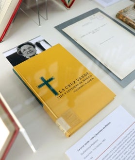 Imagen secundaria 2 - Documentos, monografías, separatas, colecciones de revistas y una colección de cuadros pueden verse en la Sala Borbón-Lorenzana de la Biblioteca de Castilla-La Mancha