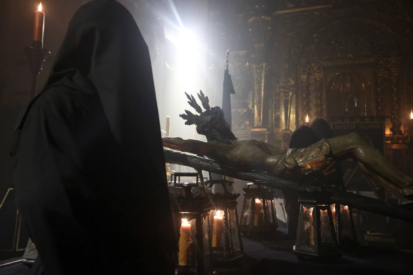 La severidad del Vía Crucis en la Trinidad, en imágenes