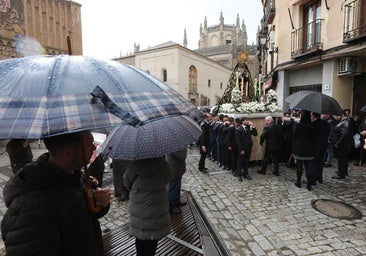 La Esperanza en su Soledad se estrena por las calles de Toledo bajo la lluvia