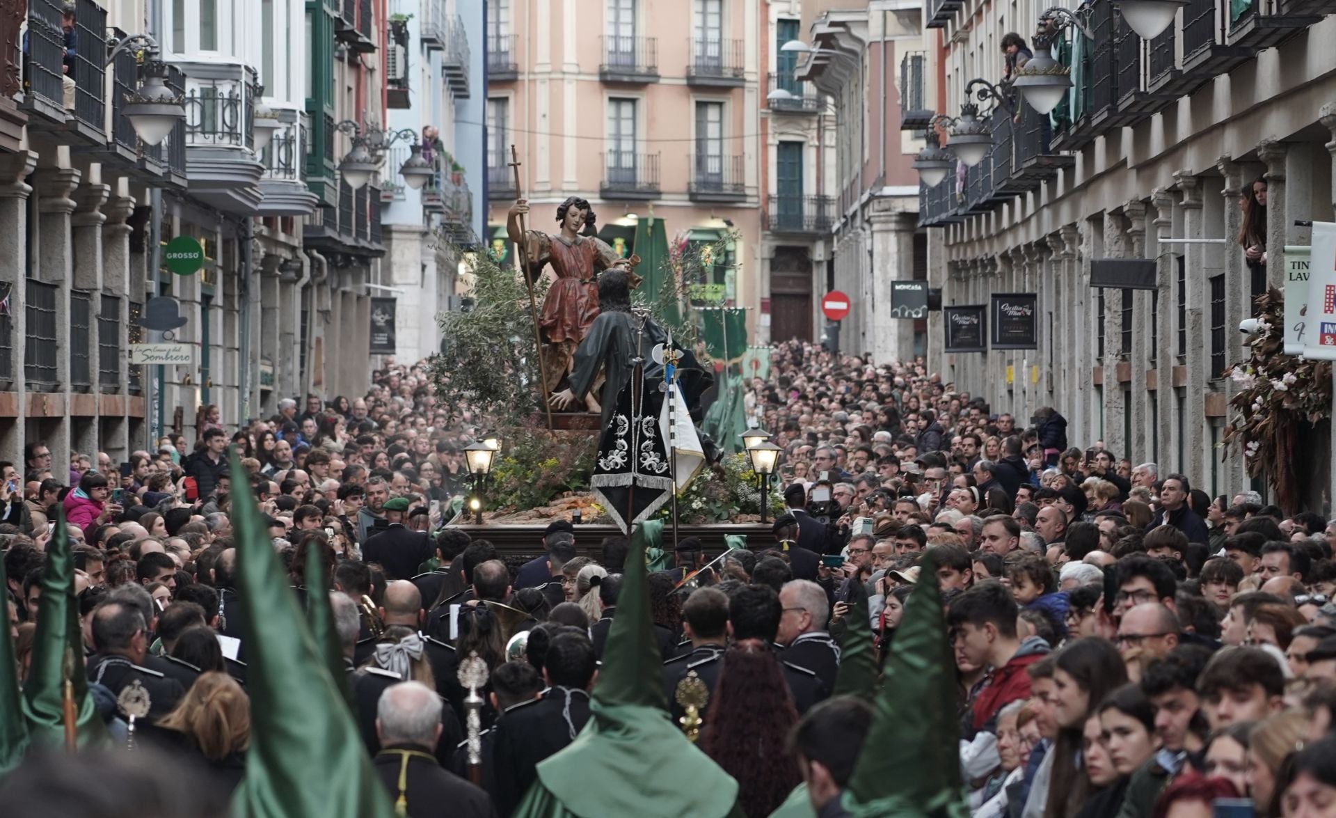 Las procesiones del Lunes Santo, en imágenes