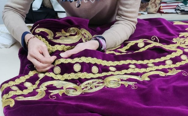 Cristina Domínguez bordando su último encargo, una túnica para un Cristo de Peñaranda de Bracamonte
